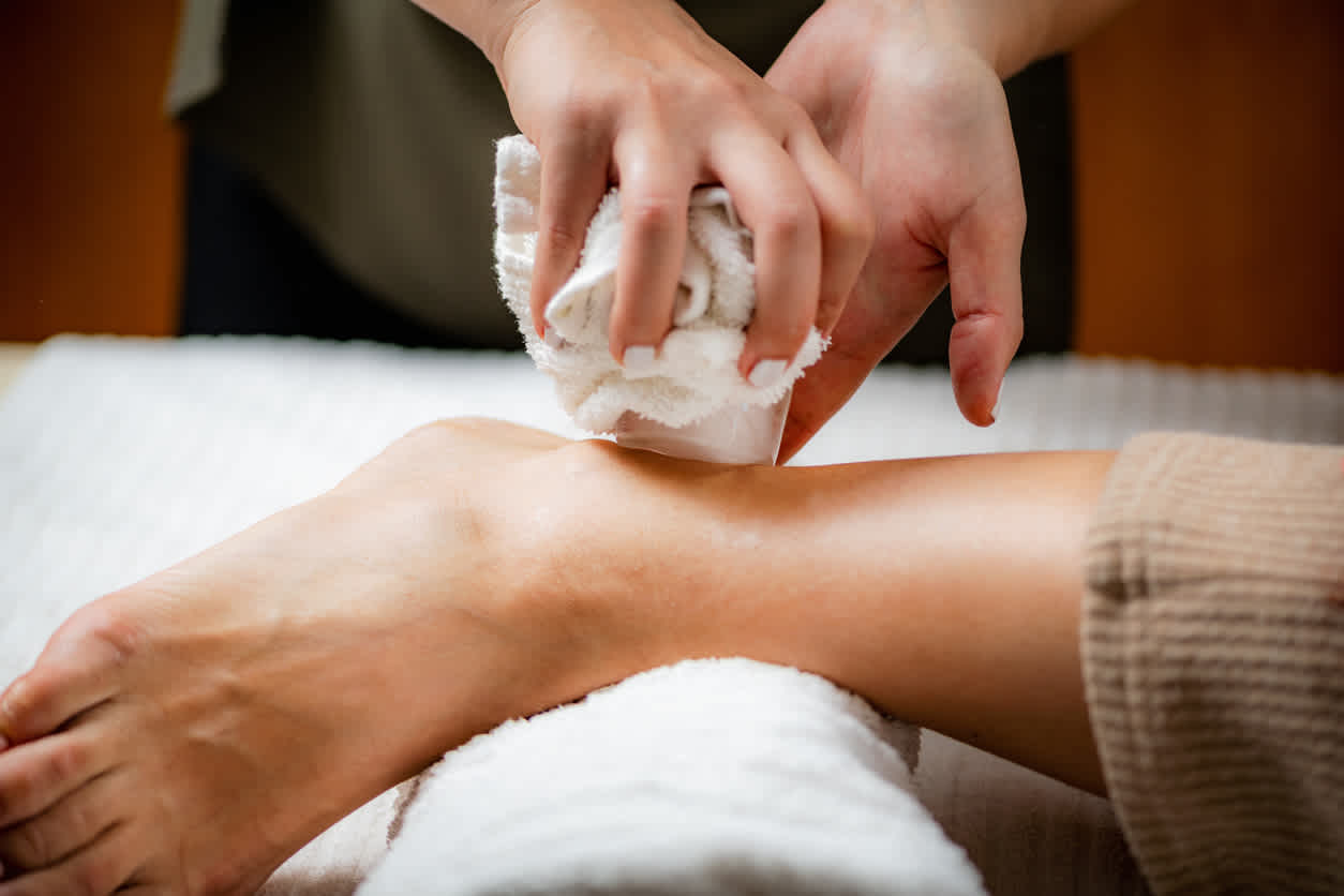 applying-ice-on-ankle