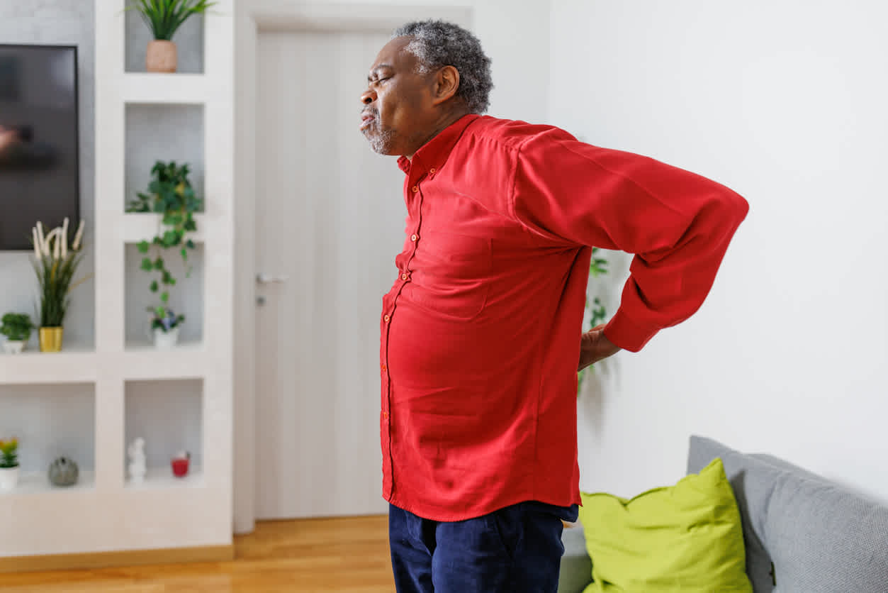 man-feeling-back-pain-due.to-weak-core