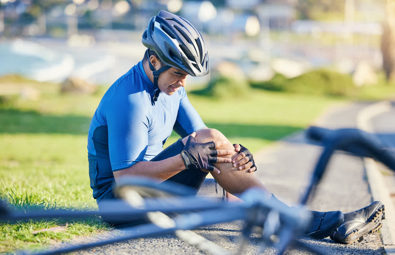 man-feeling-knee-pain-due-to-cycling