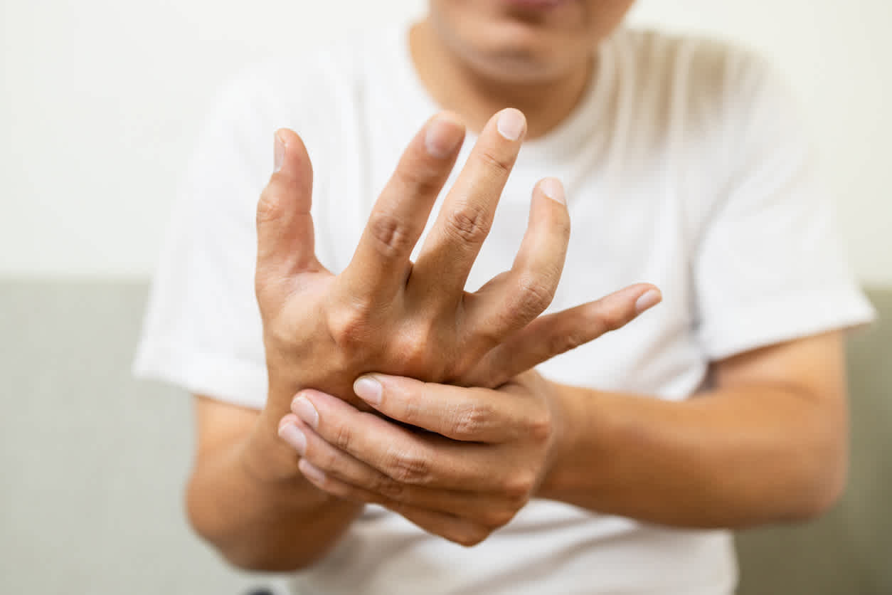 man-feeling-pain-in-wrists