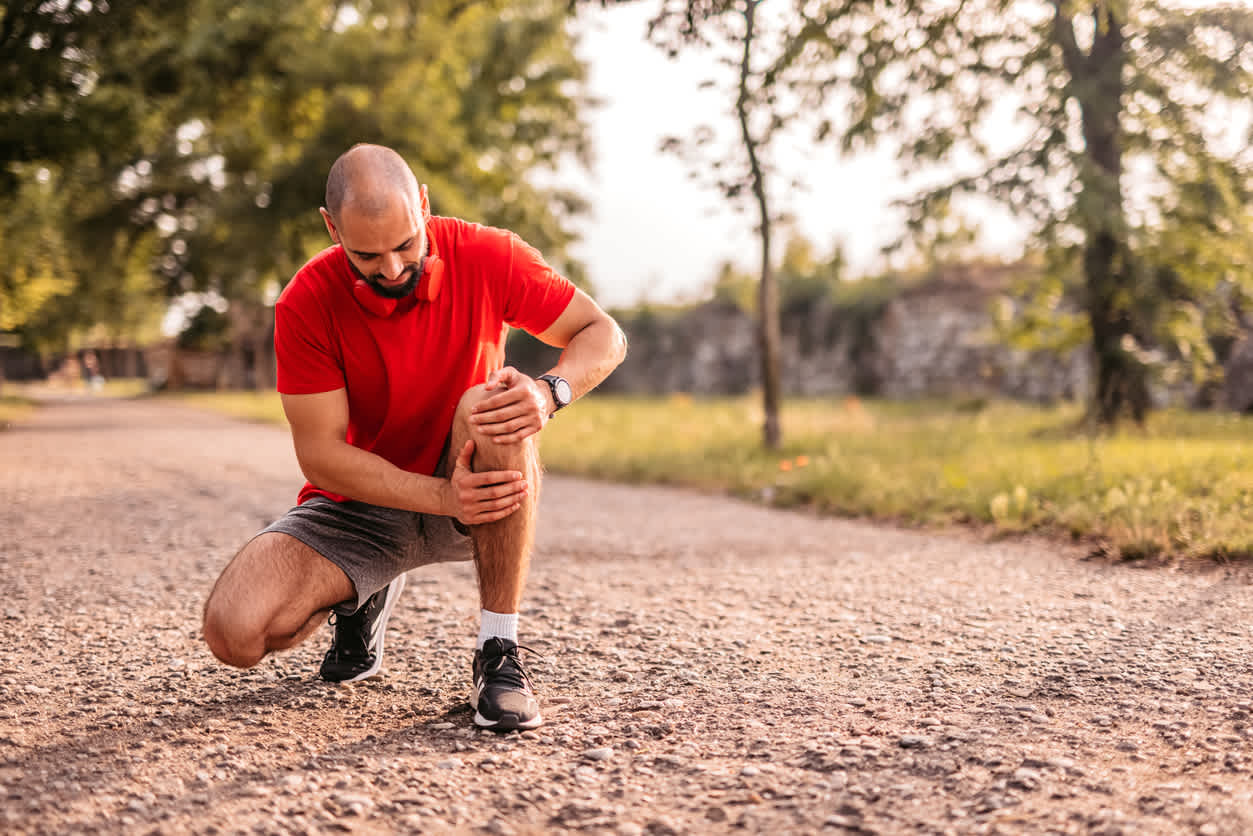 man-feeling-pain-after-running-due-to-patellar-tendonitis
