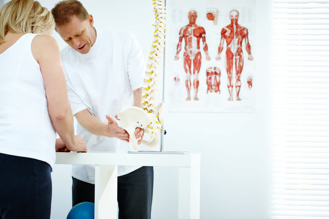 physical-therapist-explaining-hip-injuries