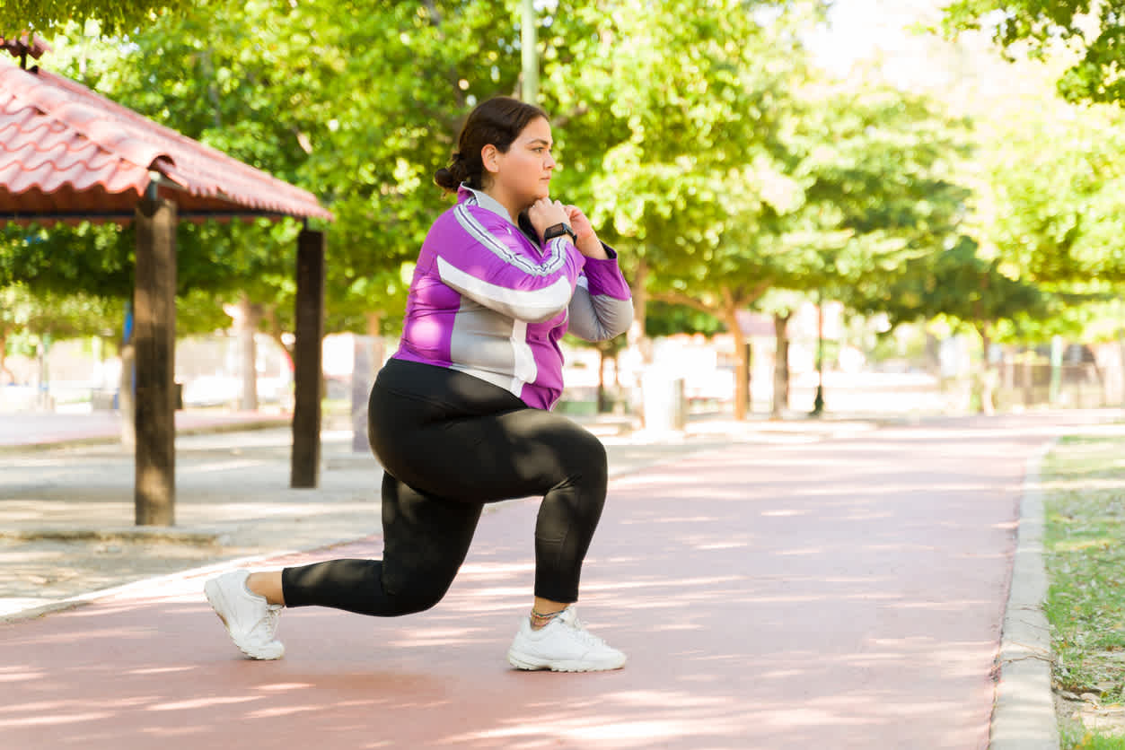Woman-doing-lounges-at-park-during-work-out