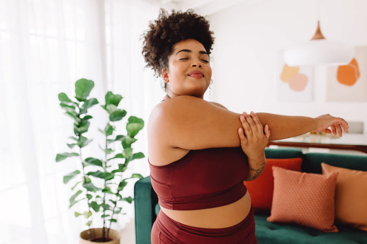 Woman-doing-warm-up-strateches-before-work-out