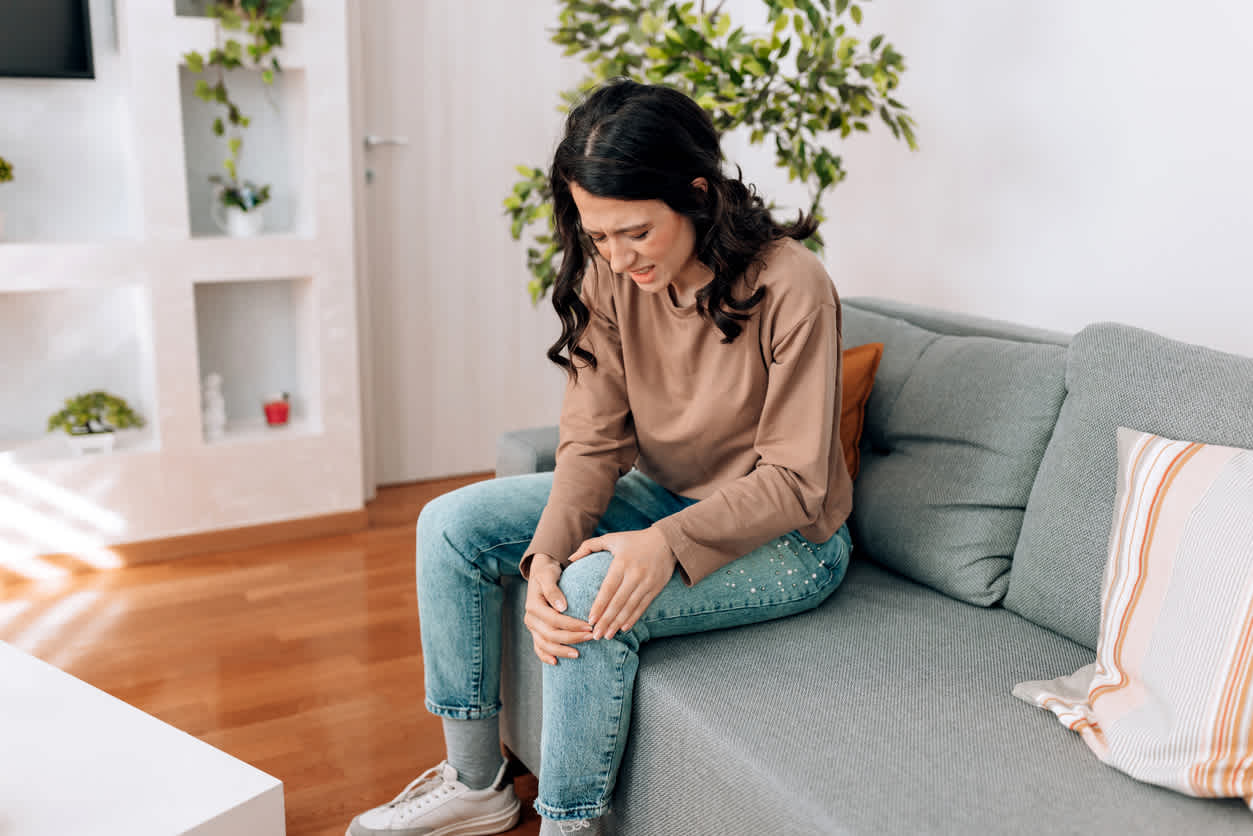 woman-experiencing-bruning-pain-in-knee