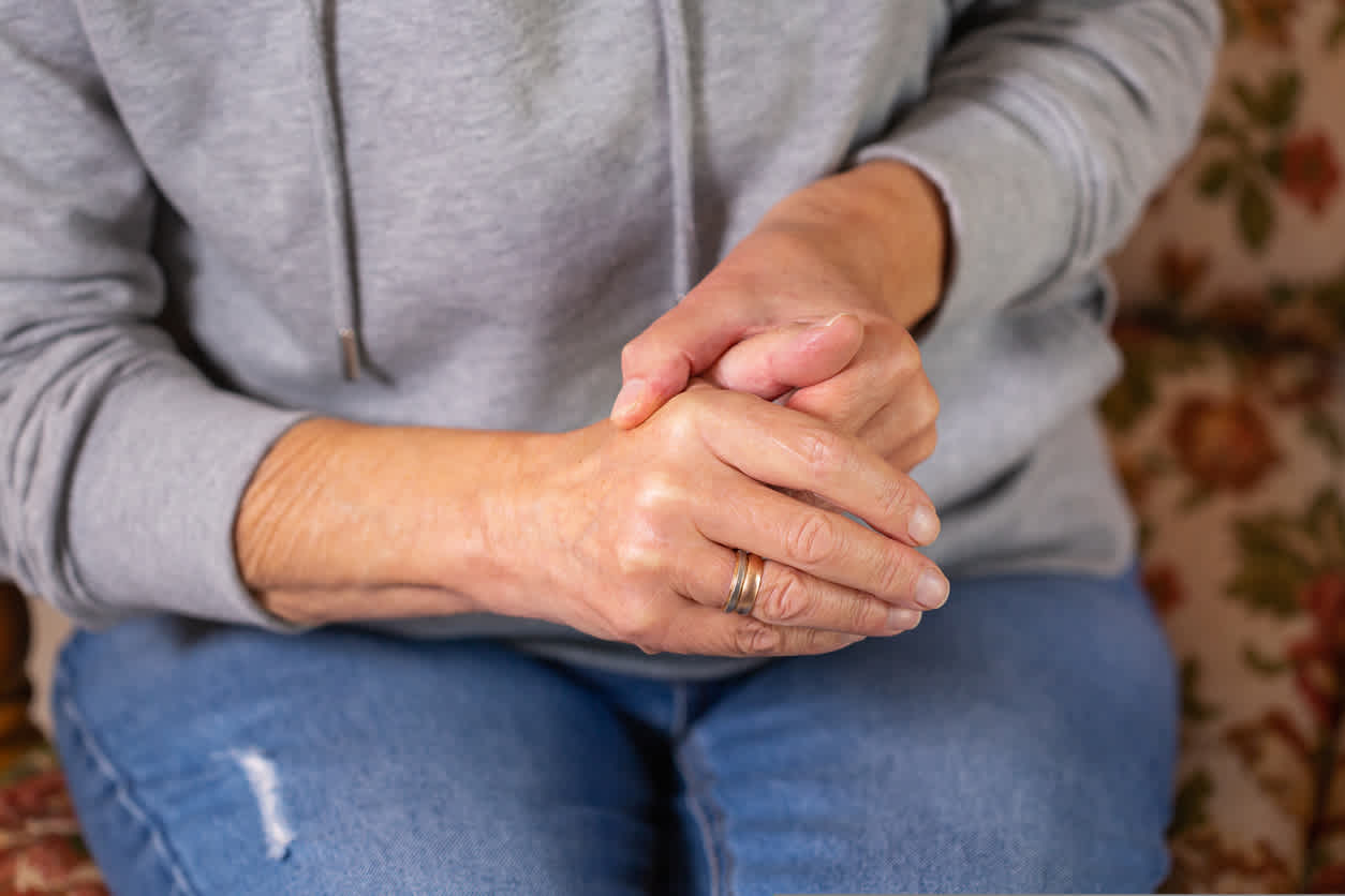 woman-feeling-pain-in-her-thumb