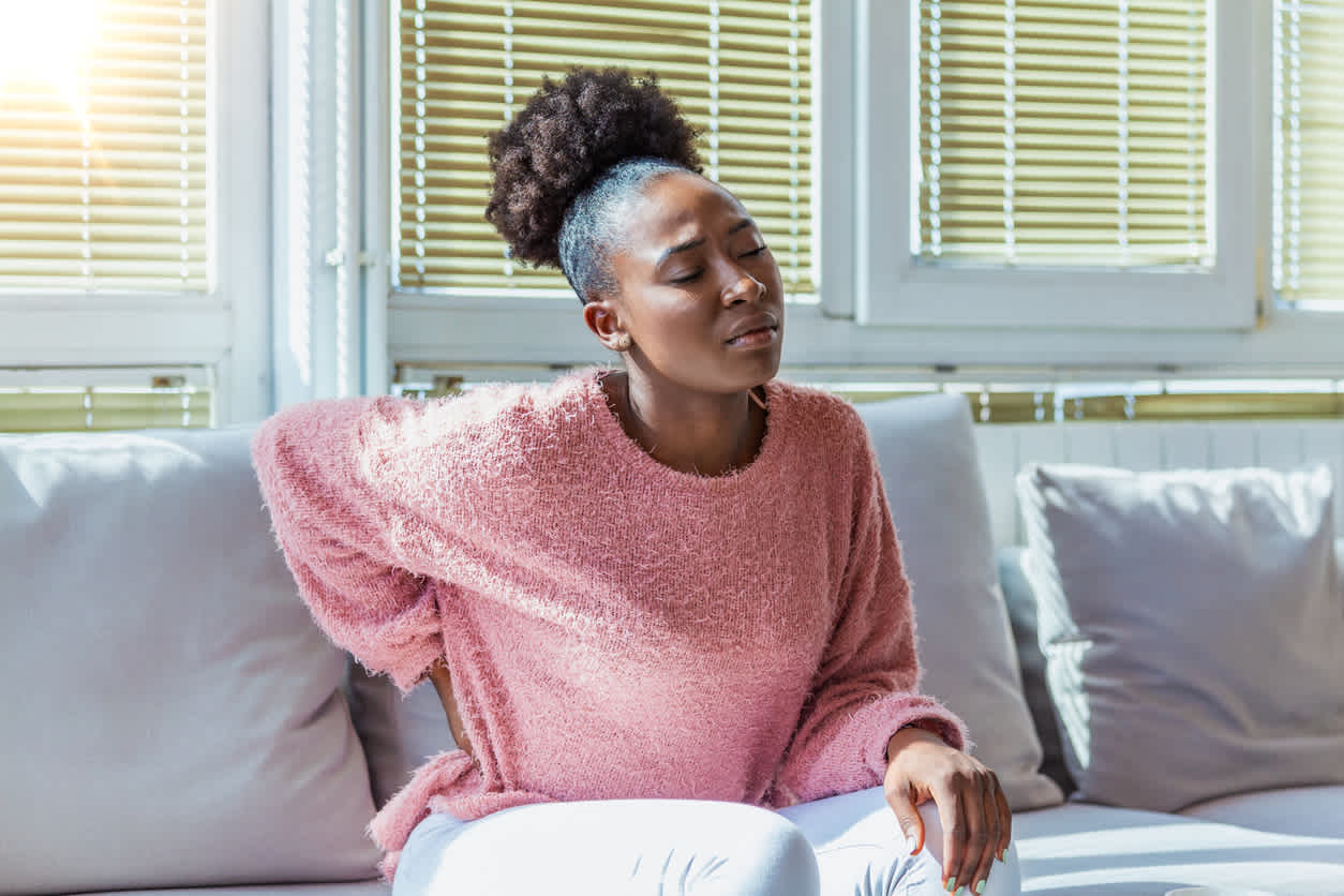 woman-in-her-couch-with-back-pain