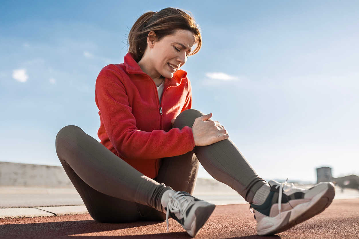 woman-in-the-ground-with-knee-pain-due-to-pcl-injury